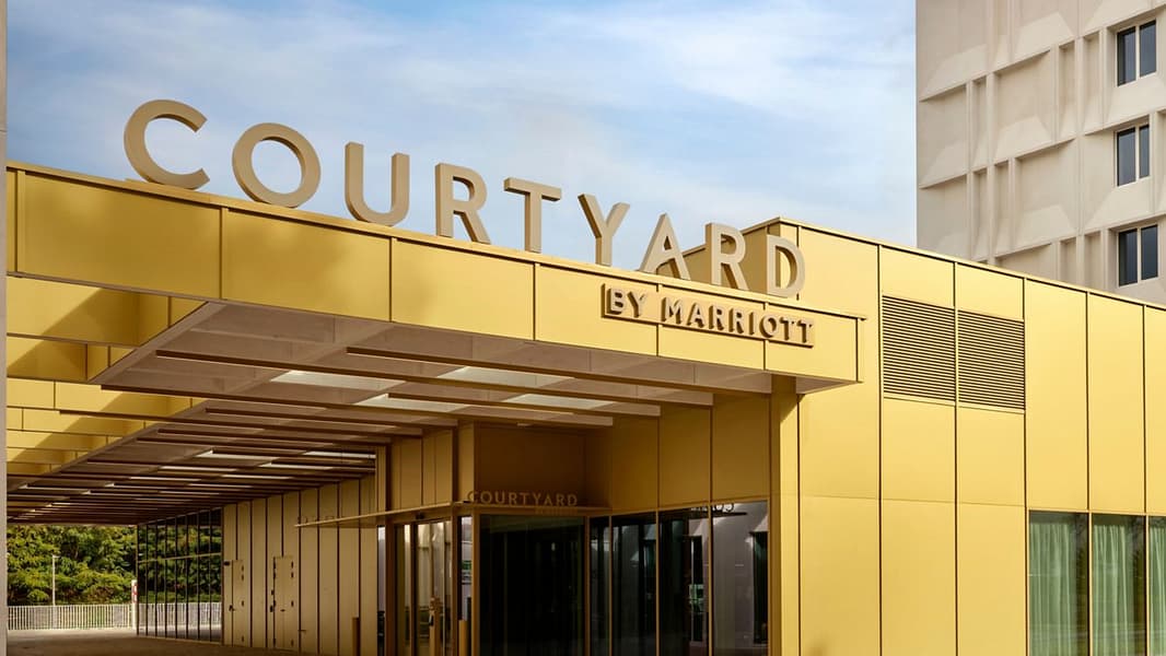 cy-brugy-courtyard-11-40842_Classic-Hor