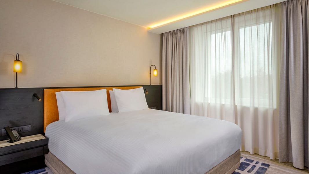 cy-brugy-courtyard-1198-24794_Classic-Hor